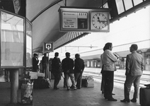 171318 Afbeelding van treinreizigers op het eerste perron van het N.S.-station Rotterdam C.S. te Rotterdam, wachtend op ...
